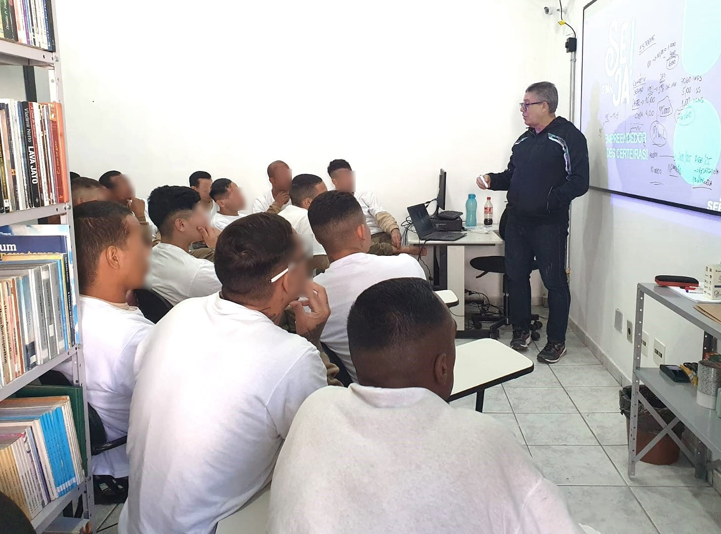 Reclusos mostram grande interesse pelas orientações passadas no curso Sebrae no CDP de São Bernardo do Campo Reclusos mostram grande interesse pelas orientações passadas no curso Sebrae no CDP de São Bernardo do Campo